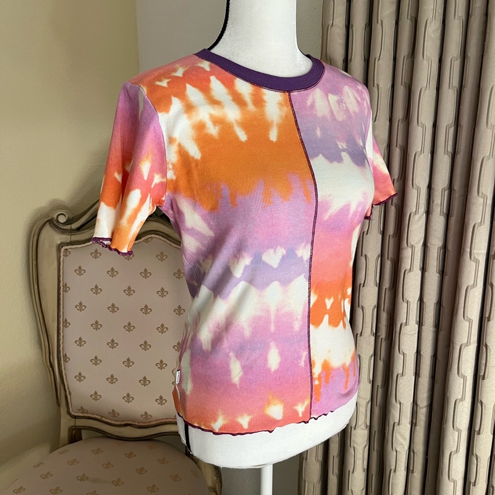 Desigual NWT Luca Watercolor Stretchy Tee w/ Ruffle Trim. Size Large